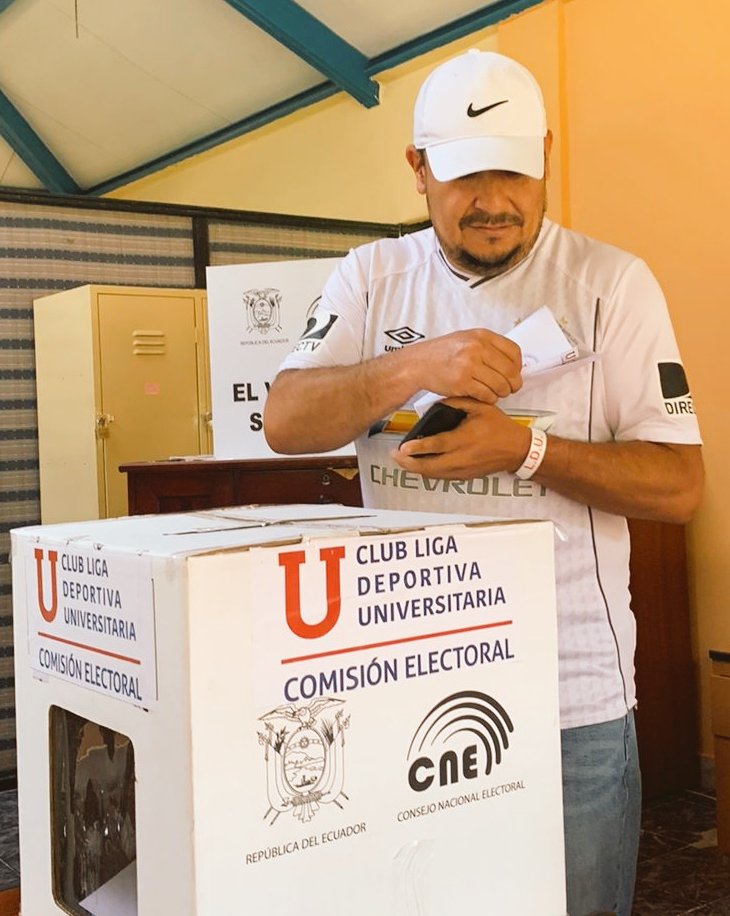 ListaCambioLDU's tweet photo. Hace pocos minutos inició el día de votación en @Club_LDU, nuestro candidato, Diego Jaramillo ya se acercó a votar. Agradecemos el apoyo de @PoliciaEcuador y @cnegobec y la coordinación de la Comisión Electoral para esta proceso. https://t.co/MmE7p5BdGS
