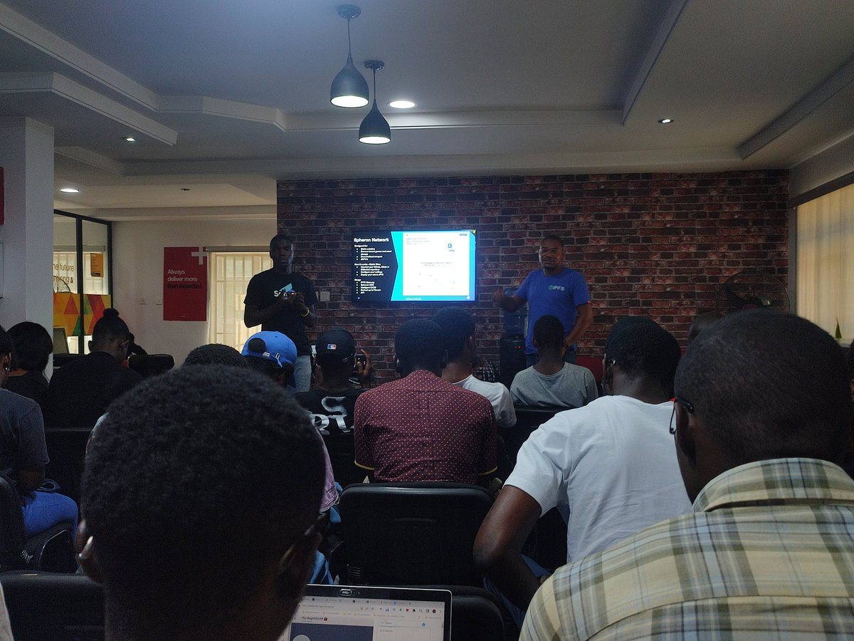 chowstikc's tweet photo. met @Divine_Vessel @SeunbayoNg live at @gdsc ui web3 meet hosted by @Filecoin @SpheronHQ @IPFS

#filecoin #spheron #ipfs #web3 https://t.co/bI08f06YCA