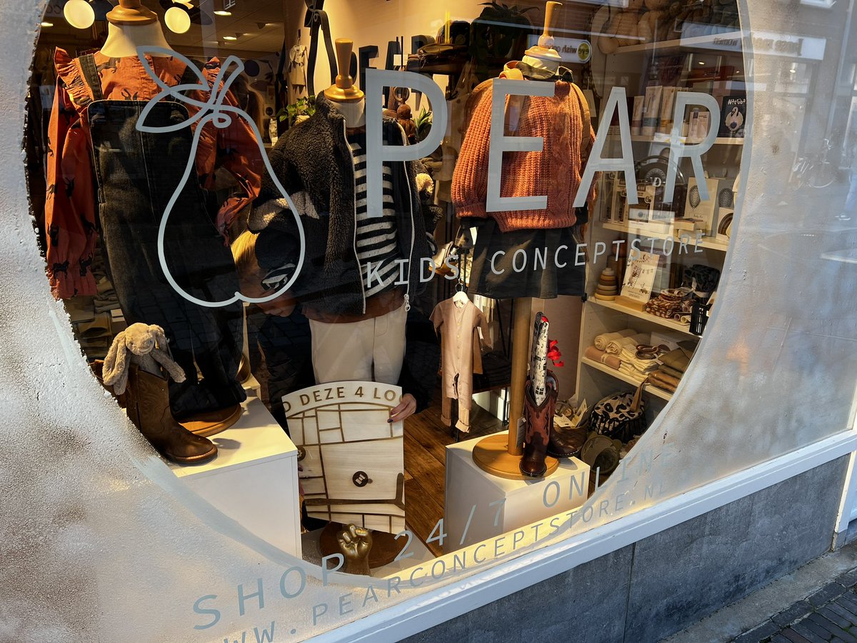 rweverwijk's tweet photo. In IJsselstein een puzzelstuk gevonden! In de etalage van Pear Kids Conceptstore #widm https://t.co/hsJrSNJPkm