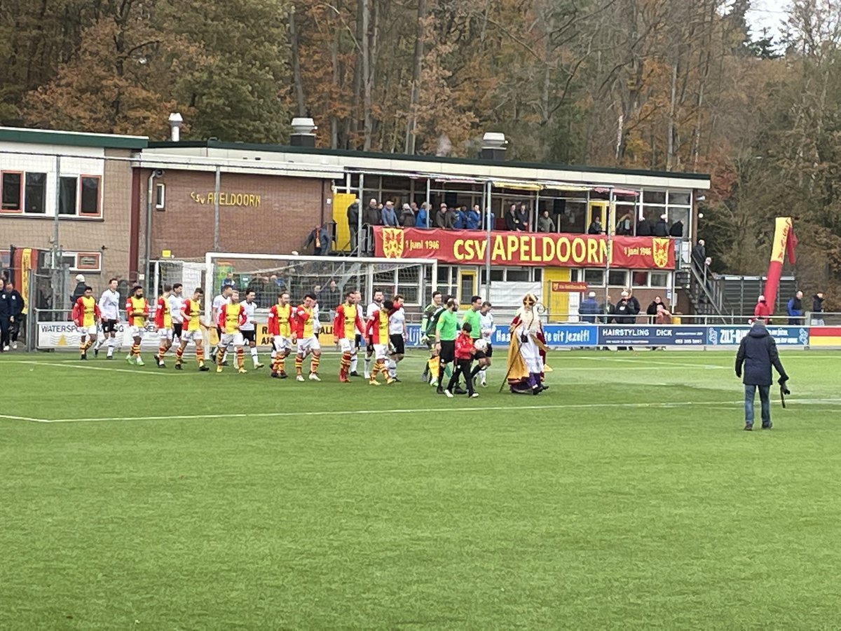 csv_apeldoorn's tweet photo. SINTERKLAAS | Een bijzondere gast voor aanvang van het duel op het Orderbos! De Sint wenst alle spelers en de arbitrage een fijne wedstrijd toe en loopt mee het veld op. #csvber https://t.co/vMRV4m3qCW