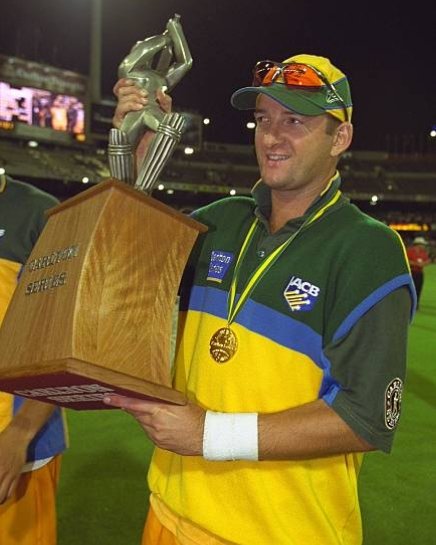 TheCricketWire's tweet image. #WeekendRewind 🏏

📸 Mark Waugh with the 2000-01 Carlton ODI Series trophy 🏆

Australia beat West Indies 2-0 in the best-of-3 finals of the tri-nation series. ✨