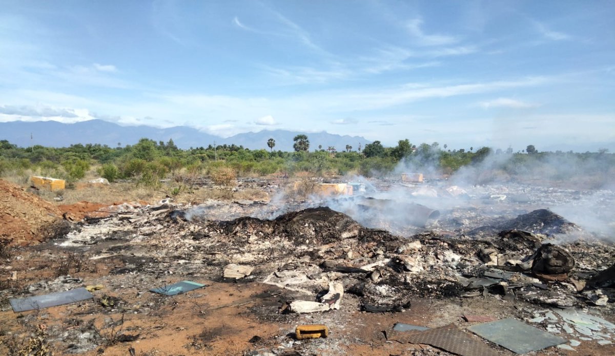 thinak_'s tweet photo. 2/ If I contact Tenkasi police, they blame that Kanniyakumari police let these waste thru their check post. KK police in return blame Tenkasi's Puliyarai check post personnel. In a rare incident, Tenkasi police hv registered 2 cases agnst waste transporters &amp; person who burnt it https://t.co/jqjBAnrfpG