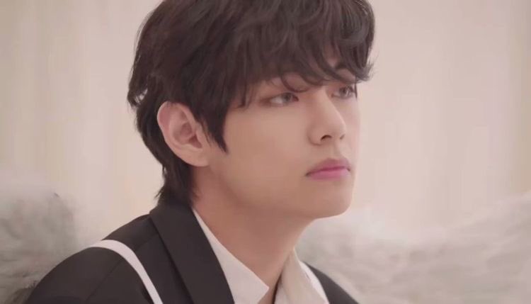 Taehyungimpact's tweet photo. Kim taehyung is literally an angel 👼 https://t.co/ICUvAcrQuW