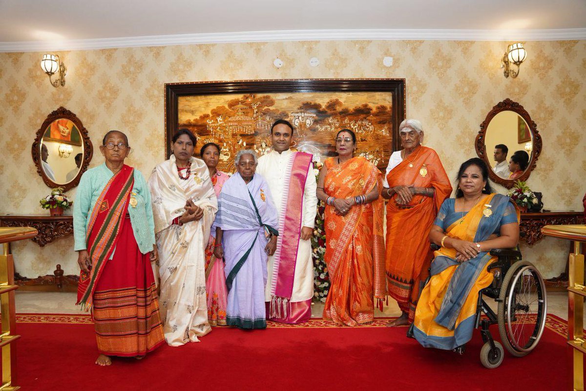 SSSUHE_KLBG's tweet photo. Sri Sathya Sai Award for Human Excellence presented by #SSSUHE was conferred upon seven women who have gone beyond their call of duty to #serve humanity. @NeerjaBirla @DrTamilisaiGuv #Education #Health #Environment #ChildWelfare #UnityofReligions, #Music #FineArts #Yoga #Sports. https://t.co/dvEmIvBujP