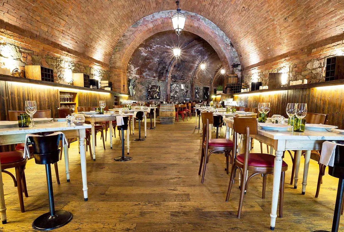 WineNewsIt's tweet photo. Nel sofisticato resort di #CastelMonastero, vicino a #CastelnuovoBerardenga, si gode di una cucina di alto livello, nelle espressioni dei due #ristoranti #LaCantina e #LaContrada, all’insegna della tradizione ma anche della creatività, https://t.co/FUGZXAwWdL https://t.co/gxzdV3Mu7y