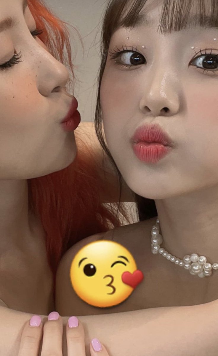 CHUUSLOOKS's tweet photo. chuu on sunmi’s ig story https://t.co/Tsyve3gSOu