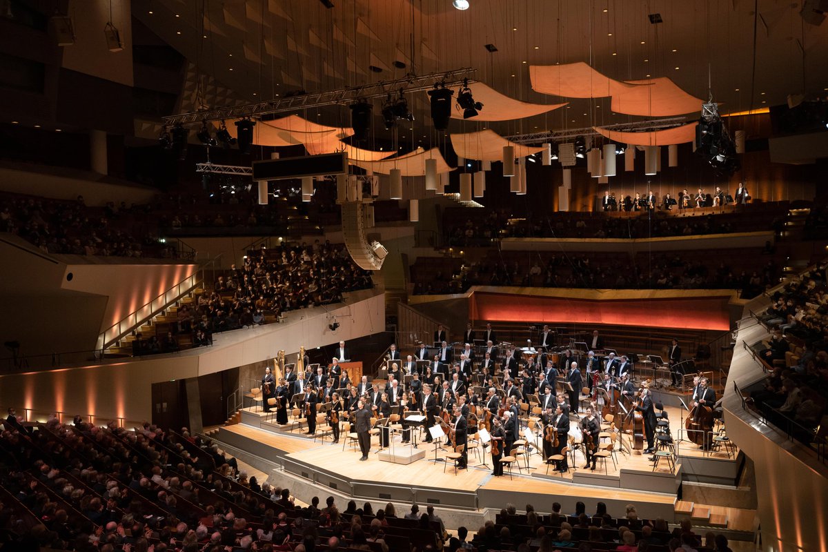 Falls ihr noch besondere Weihnachtsgeschenke sucht, könnt ihr bis morgen 21 Uhr Karten inklusive exklusiven Probenbesuch für das @DSOBerlin ersteigern und soziale Projekte in Berlin unterstützen. Sechs Termine stehen für euch zur Auswahl.
bit.ly/3V7CQrL #charity
