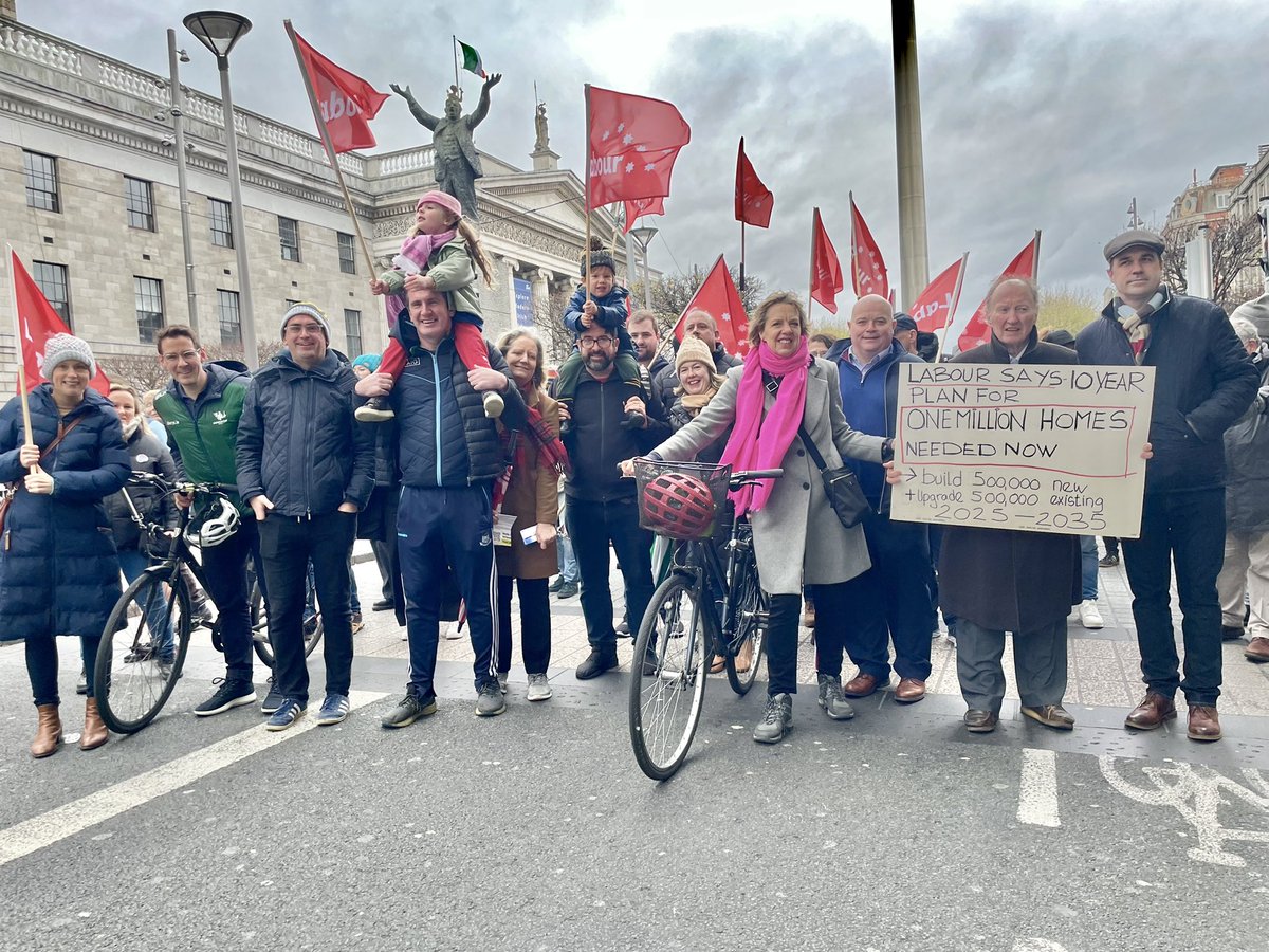 labour's tweet photo. Out of control rents, sky high house prices and record numbers of people in homelessness. Enough is enough. 

We need Government to take real action on build #HomesForAll 

#RaiseTheRoof https://t.co/z5El0TCVs3