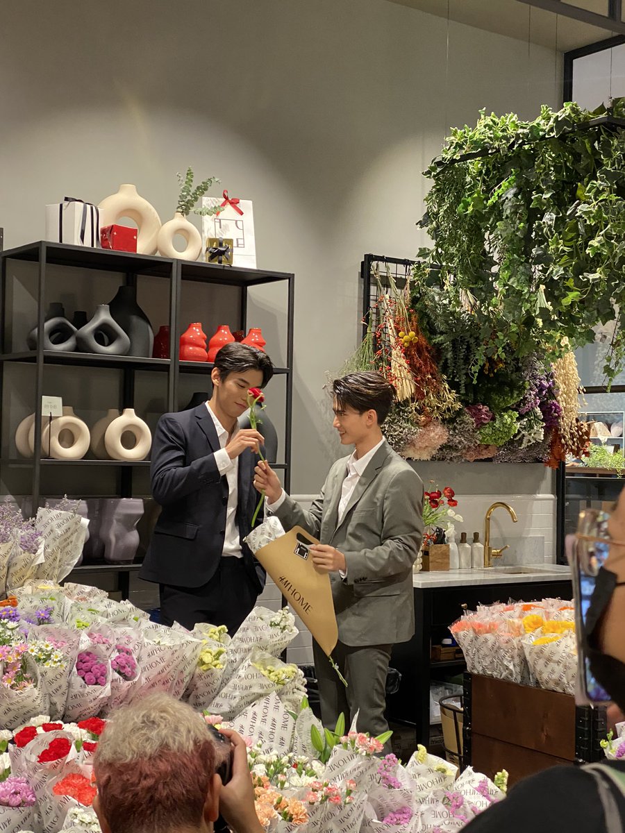 Sixsuperstars's tweet photo. ฟิลแบบ “อ่อคุณลูกค้ามาซื้อดอกไม้หรอครับ ร้านเราเพิ่งเปิดวันแรกยังไม่เข้าที่เข้าทาง รอซักครู่นะ” 💐 จบ 5555555555 #hmHOMExJaFirst
#JaFirst #จาเฟริสท์ https://t.co/KRMFyjaRDb