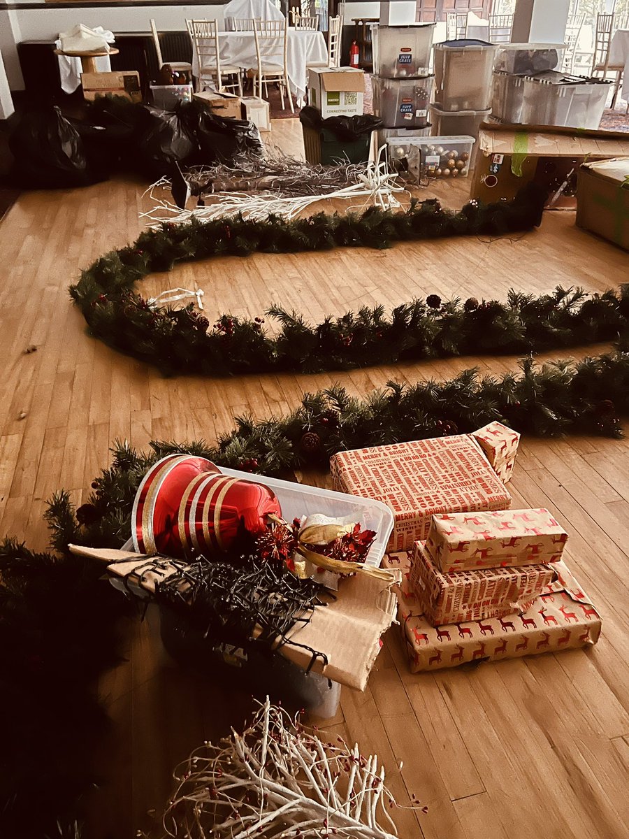 ChainbridgeH's tweet photo. Happy bloomin Christmas #xmasdecorations #hotel #llangollen #stillnovember https://t.co/h8n3wWklsN
