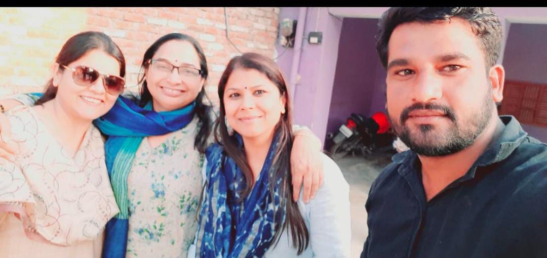 AdityaY1005's tweet photo. आज मेरे घर माननीय @juhiesingh @nidhisamajwadi और @NahidLari का घर पर आगमन हुआ परिवार के लोगों के साथ चुनावी चर्चा भी हुई
@yadavakhilesh 
@dimpleyadav https://t.co/wXVOuuug1L