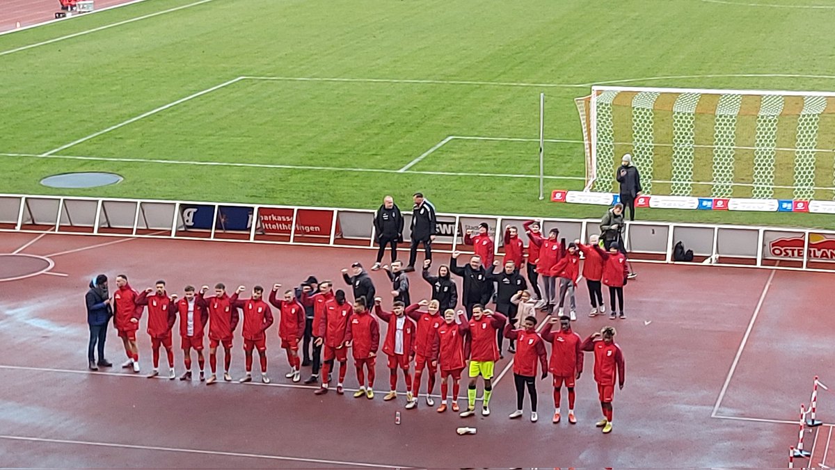 erFnord's tweet photo. Spiiiitzenreiter! #RWESVB https://t.co/t09fGVw6XR
