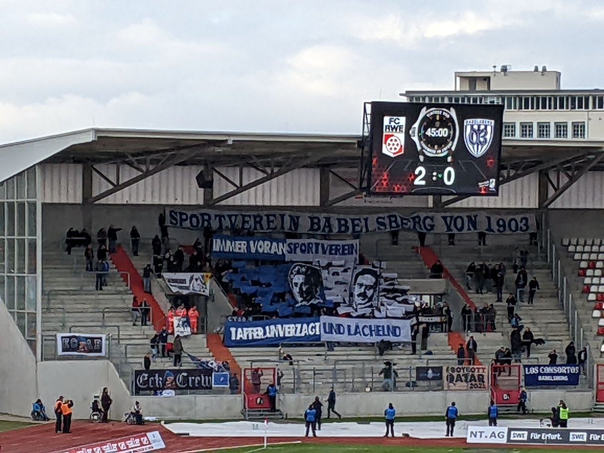 erFnord's tweet photo. Spiiiitzenreiter! #RWESVB https://t.co/t09fGVw6XR