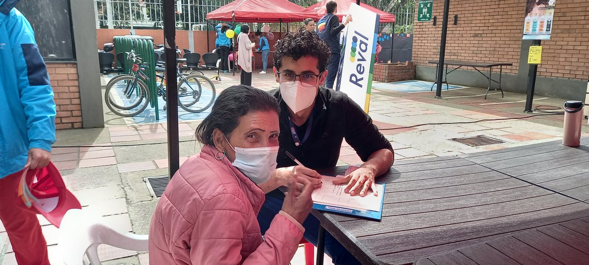 SolidarityColo1's tweet photo. #Conocernos y #reencontrarnos para motivarnos, reflexionar sobre lo que hacemos a diario, compartir saberes #Festival #LaGaitana @Bogota #SaludPreventivaYPredictiva #JuntosCuidamosBogota
✔️Tamizaje cardiovascular
✔️Peso y talla
✔️Asistencia medica 👇 https://t.co/IBVOWs5hHy