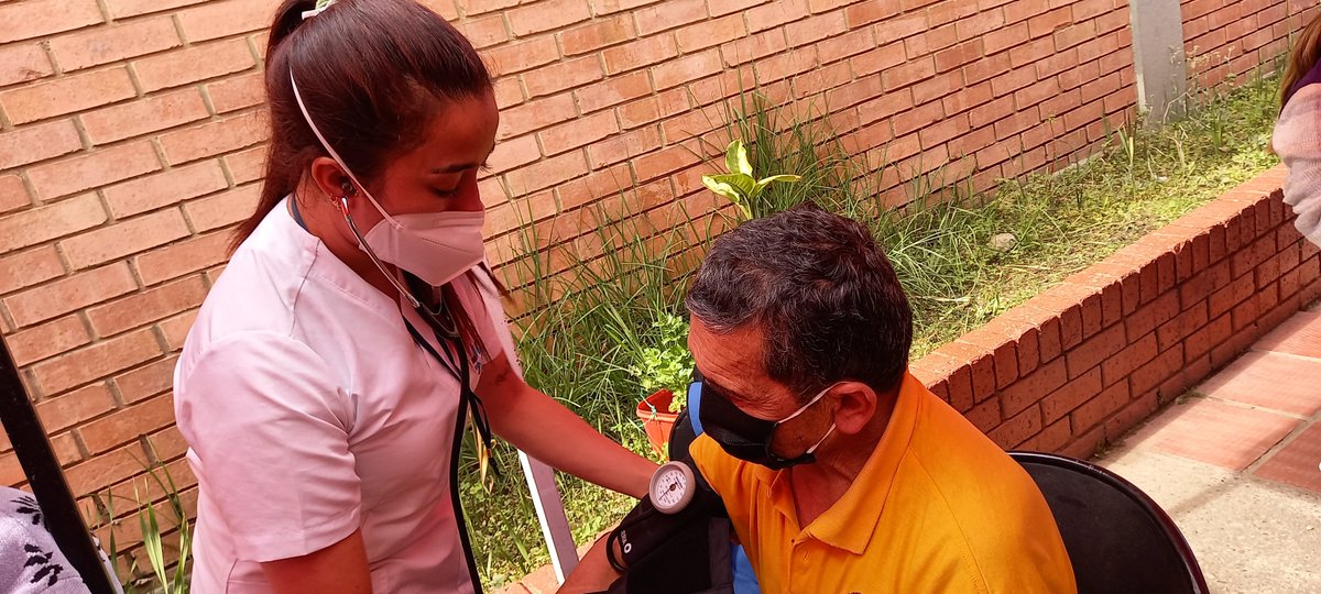 SolidarityColo1's tweet photo. #Conocernos y #reencontrarnos para motivarnos, reflexionar sobre lo que hacemos a diario, compartir saberes #Festival #LaGaitana @Bogota #SaludPreventivaYPredictiva #JuntosCuidamosBogota
✔️Tamizaje cardiovascular
✔️Peso y talla
✔️Asistencia medica 👇 https://t.co/IBVOWs5hHy