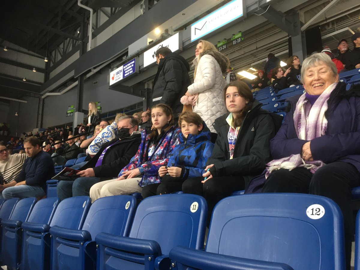BirchwayNiagara's tweet photo. Congratulations to the @OHLIceDogs on their exciting win against the Barrie Colts last night! Women's Place staff, volunteers and supporters were excited to cheer you on as you help to raise awareness during the 16 Days of Activism! https://t.co/WTkcUfMx4Q
#TeamUp4Equality https://t.co/YiM46IxfSV
