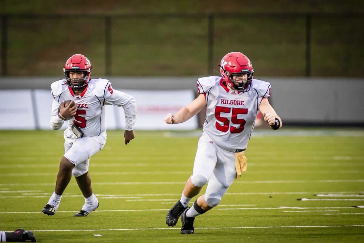 MAlfaroPhoto's tweet photo. Kilgore Bulldogs roll past district rival Lindale, 63-37‼️🏈📸  
Next up Region III Finals 
Kilgore 🆚 Chapel Hill
At 7pm Dec. 2 Christus TMF Rose Stadium in Tyler. 
#TXHSFB #TexasFootball #DCTF @dctf @etfinalscore @TXHSFB https://t.co/d6oHw27TEi