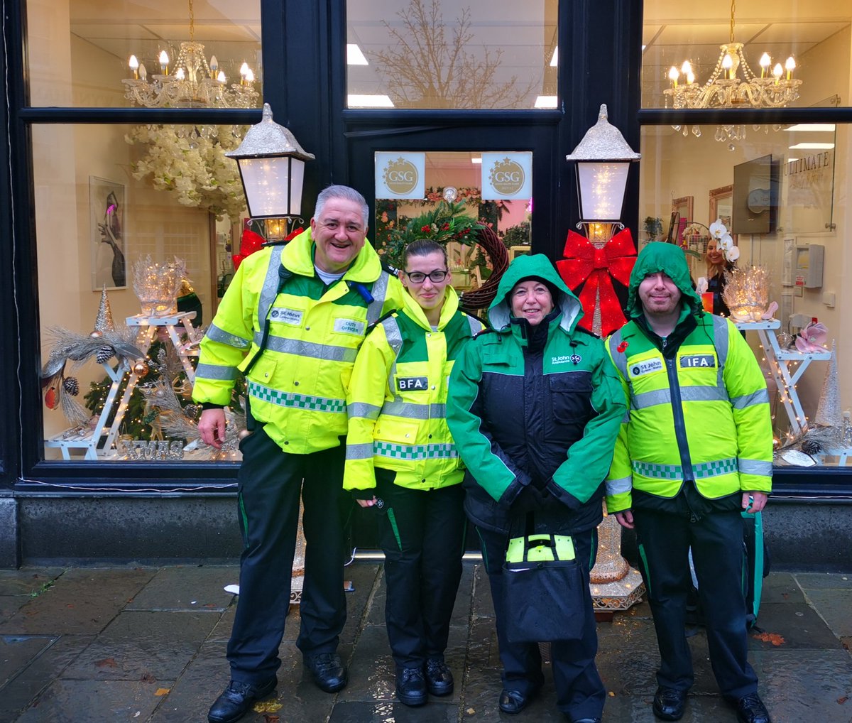 Hope Santa has brought his waterproofs! Great teamwork here in Bridgend. <a href="/SJACymru/">St John Ambulance Cymru</a>