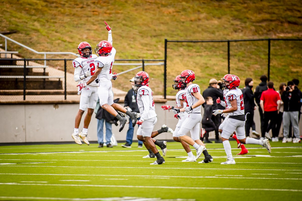 MAlfaroPhoto's tweet photo. Kilgore Bulldogs roll past district rival Lindale, 63-37‼️🏈📸  
Next up Region III Finals 
Kilgore 🆚 Chapel Hill
At 7pm Dec. 2 Christus TMF Rose Stadium in Tyler. 
#TXHSFB #TexasFootball #DCTF @dctf @etfinalscore @TXHSFB https://t.co/d6oHw27TEi