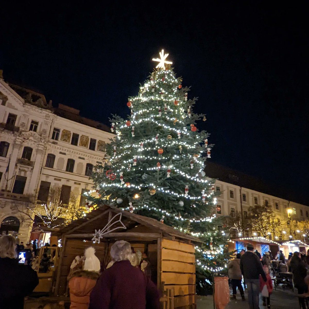 OfPecs's tweet photo. #studenttakeover Talking about holidays in Pécs would not be complete without mentioning Hungary's Christmas markets! 🎄⛄🎁 Check out some of these photos from Pécs and Budapest! 🥧

🦄Sophie https://t.co/8uQT1wetzB