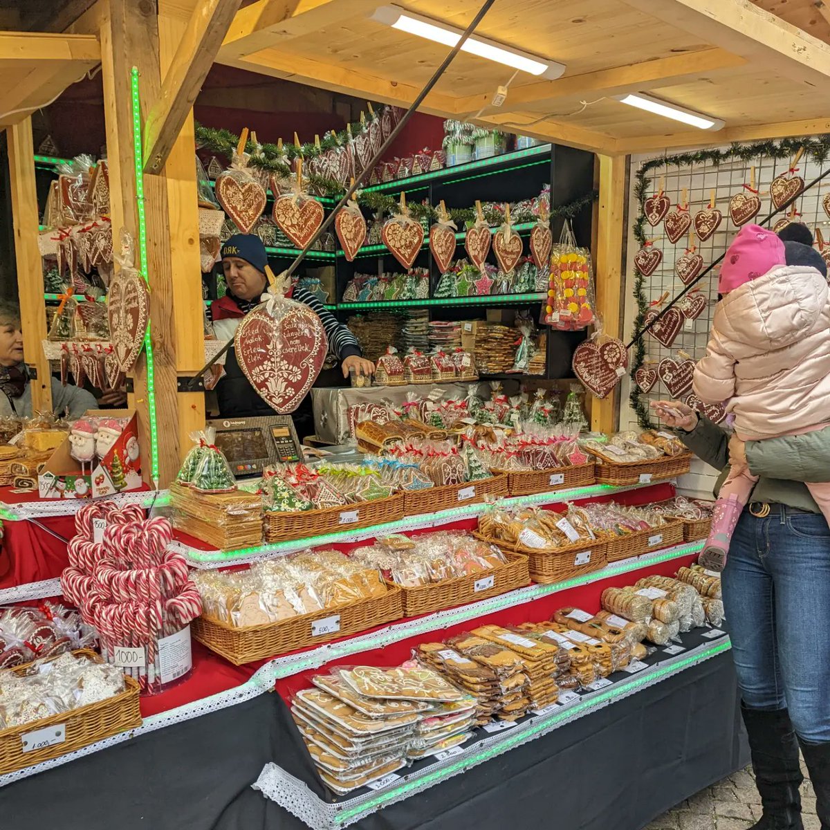 OfPecs's tweet photo. #studenttakeover Talking about holidays in Pécs would not be complete without mentioning Hungary's Christmas markets! 🎄⛄🎁 Check out some of these photos from Pécs and Budapest! 🥧

🦄Sophie https://t.co/8uQT1wetzB