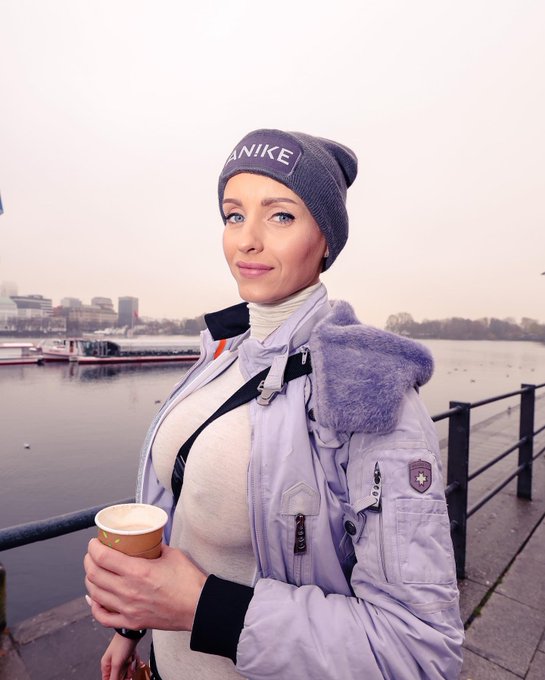 Today is a day off, I go to the Christmas market. Arrived in Hamburg, now goes sweet eaten and hot drunk<a href="/tag/bestfans"class="tags"><span>#bestfans</span></a><a href="/tag/onlyfans"class="tags"><span>#onlyfans</span></a>