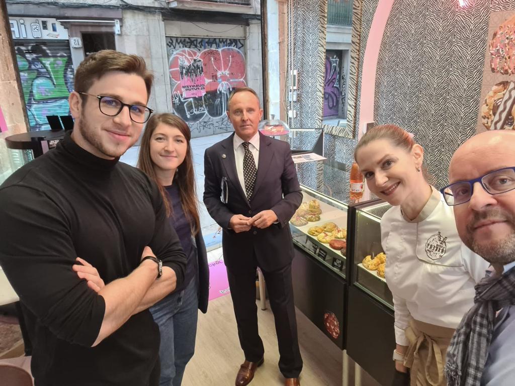 eldesvanbakery's tweet photo. Esta semana hemos recibido la visita más especial y de la cual más orgullosa estoy: la Embajada de mi pais Eslovaquia en España! 🤘 🇸🇰

Es para mi un honor que mi país reconozca mi trabajo y esfuerzo durante todos estos años en Barcelona. https://t.co/3mYK2UE02o
