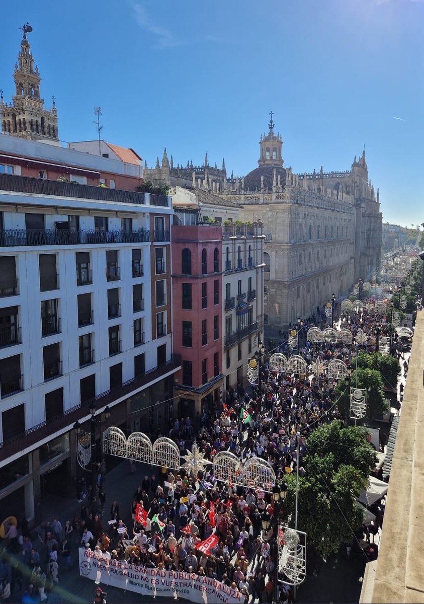 portusanidad's tweet photo. 🏥¡Día histórico!40.000 personas defendiendo la sanidad pública. Usuarios y profesionales de la mano.El Gobierno de la Junta de Andalucía debe tomar nota, este pueblo no se anda con barullo, defiende lo suyo,la sanidad pública. +Inversión+Personal+Sanidad Pública #26NporTuSalud https://t.co/f6WP8BtTPY