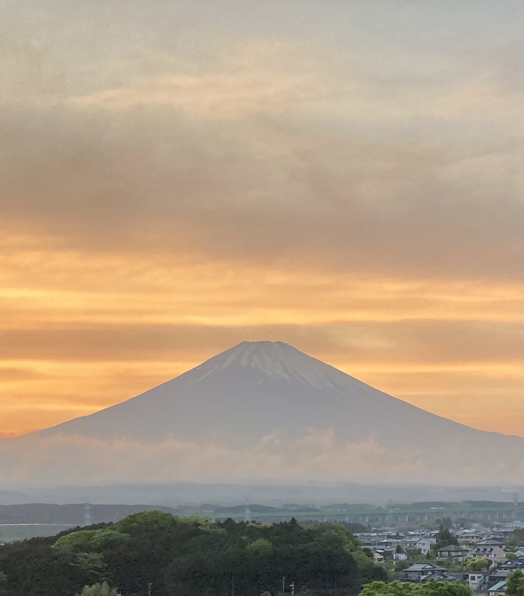 今日も一日お疲れ様でした🍀✨ それでは良い夜をお過ごしください☺️✨🗻 今夜は富士山を見ながら🌠✨いい夢に包まれましょう🌌✨🪷