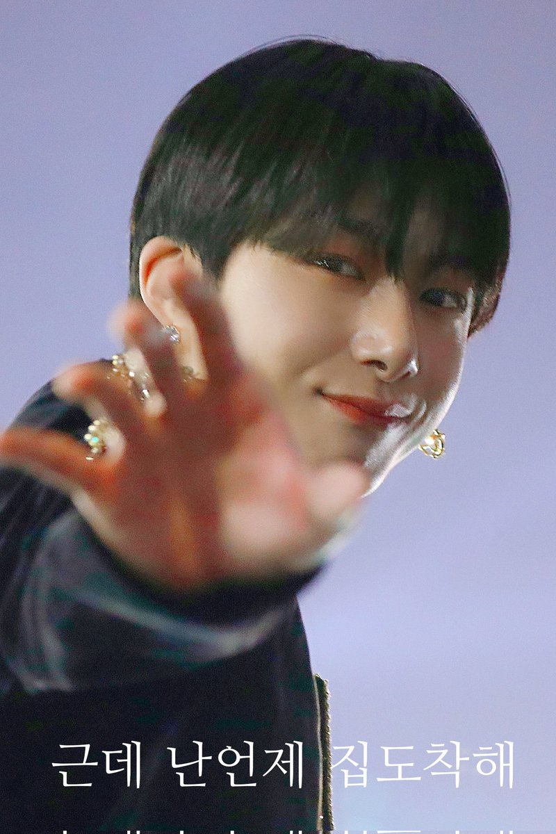 eyes_of_hw's tweet photo. 221126 #몬스타엑스 #형원

채씨와의 인사.. https://t.co/oz7tQ7UFSC
