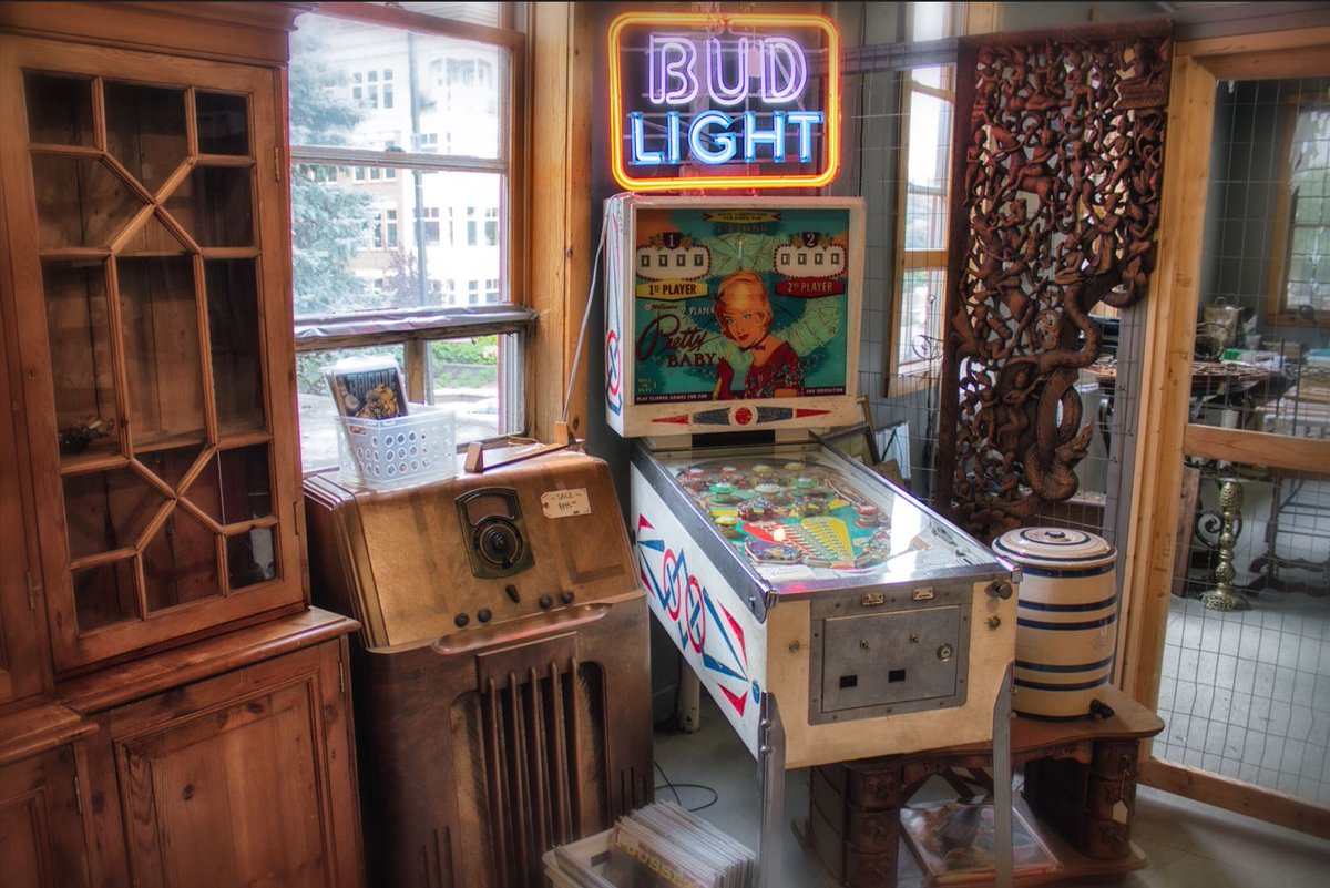 SHB_Photography's tweet photo. I took this shot during a photo adventure in Stillwater, MN. This is inside Staples Mill Antiques.
#ScottBerglundPhotography #Photography #Minnesota #Stillwater #PinBall #BudLight #BeerSign #Antiques #Nostalgia https://t.co/7Is4dGAN93