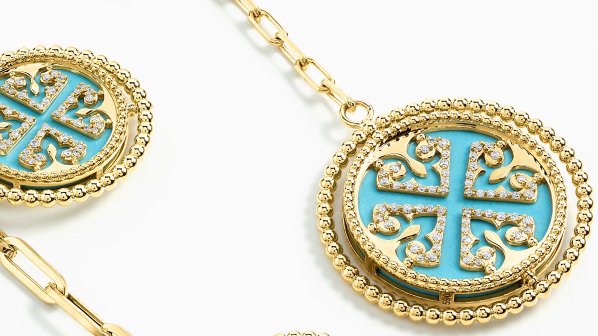 landmarkdoha's tweet photo. The latest addition to collection by 
@damasjewellery
 uses cable chains that hold singular or multiple Lace medallion charms while various textures of gold beads and hammered gold illustrate beautiful grooves and patterns offering subtle yet mesmerizing elegance.
#DamasJewellery https://t.co/MqGzNNwOzv