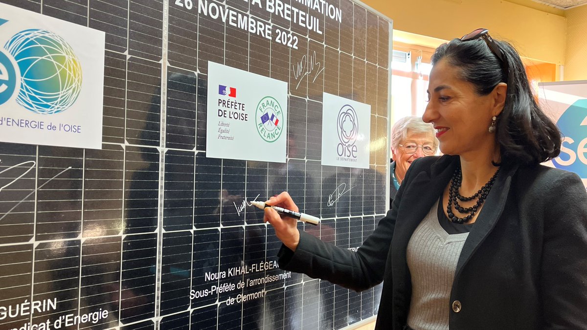 seoise's tweet photo. Lancement du chantier photovoltaïque avec la pose du 1er panneau sur la piscine P.Loisel à Breteuil, la 1ère dans l'Oise sous maîtrise d'ouvrage du #SE60 et avec le soutien financier @Prefet60 @CD_oise https://t.co/WoJsr3BtOZ