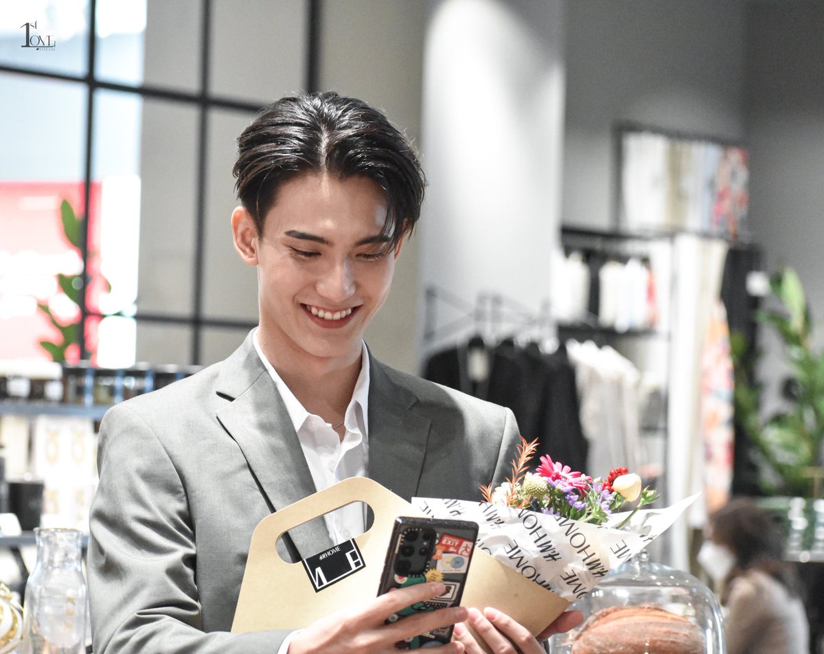 FirstLoveofc_'s tweet photo. To the world, you may be one person, but to one person you are the world.
#hmHOMExJaFirst
#First_Chalongrat #รักแรกของเฟริสท์ https://t.co/5pUCL8qoIA