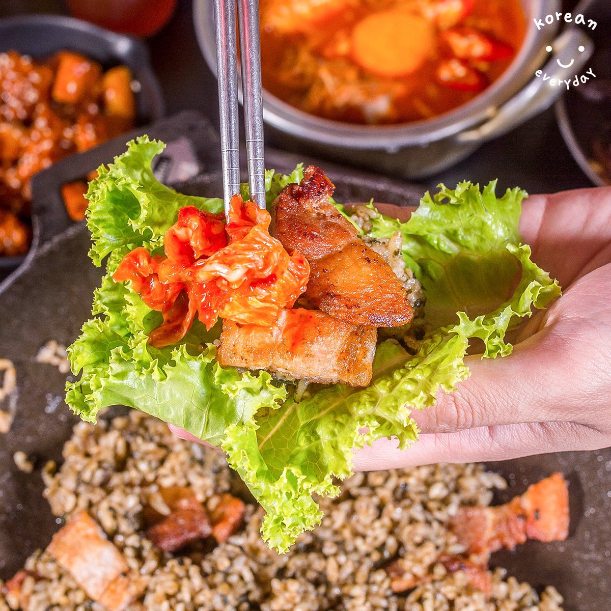 koreaneveryday_'s tweet photo. ใครชอบมันปูห้ามพลาดเมนูนี้😍 ข้าวผัดมันปูสามชั้นย่างของร้านชอนมัน ดีมากแบบมากกก มันปูนัวๆหอมๆ รสชาติแตกต่างจากที่เคยๆกินมา เค้านำเข้าจากเกาหลีเลย สิบเต็มไม่หัก กินหมดกระทะยังไหว @aroii 

#KoreanFoodFestival #cheonman  
#ข้าวผัดมันปูหมูสามชั้นย่างกะทะร้อน https://t.co/9NUK0AFMUX