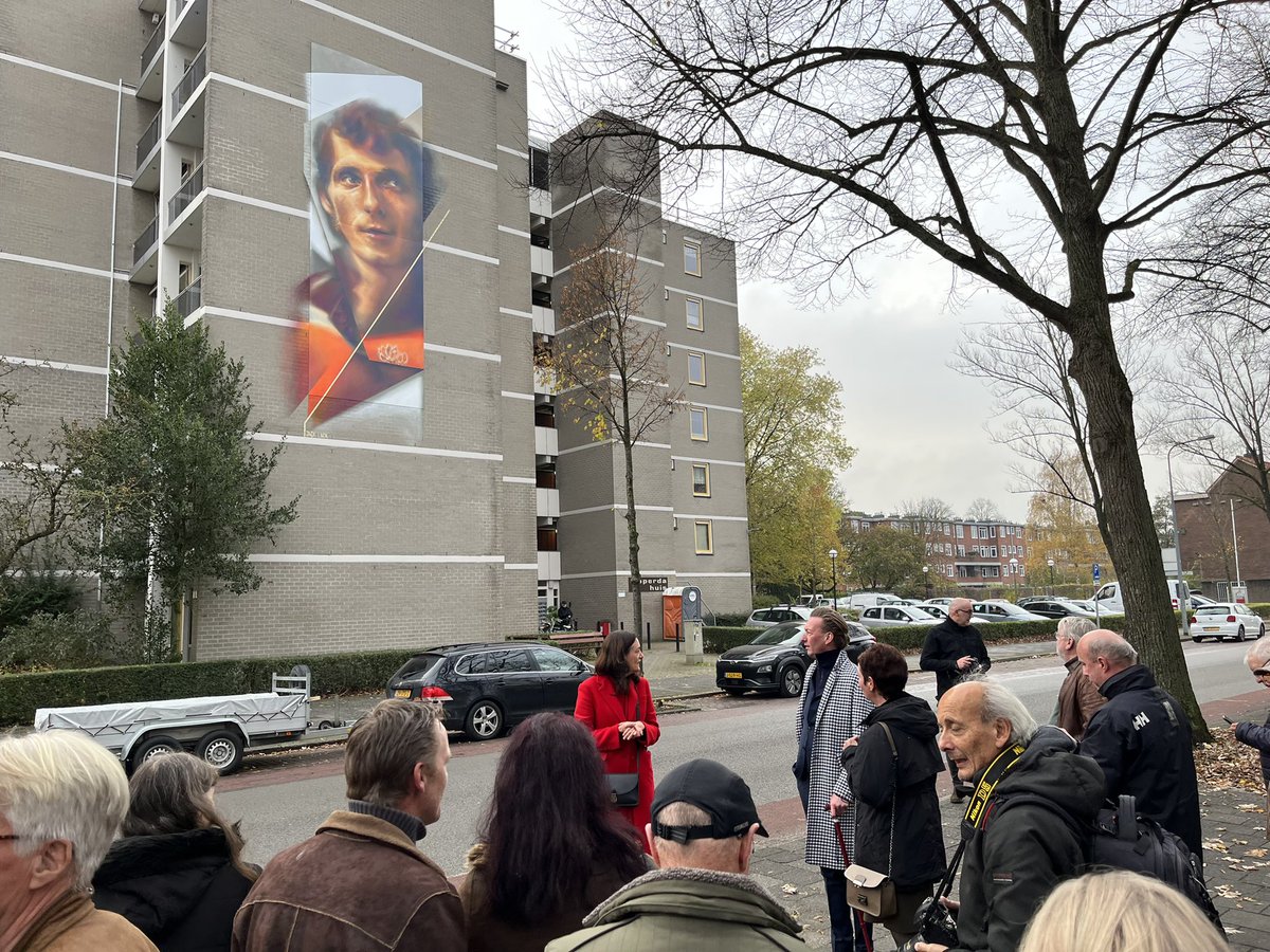 Prachtig moment! Dick Nanninga op de gevel van het Ripperdahuis aan de Zaagmuldersweg! <a href="/TjeerdVD/">Tjeerd van Dekken</a> <a href="/SandraBeckerman/">Sandra Beckerman</a> <a href="/CarineBloemhoff/">Carine Bloemhoff</a> @nienkealkema <a href="/Derde_helft/">Dick Heuvelman</a> <a href="/pieterdehart/">Pieter de Hart</a> <a href="/jdnijland/">Hans Nijland</a>