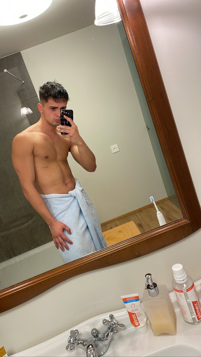 GoldenBoyX0's tweet photo. I need help in the shower RT💦 #boy #model #like #gay #onlyfans #body https://t.co/BKC2rZfrWm