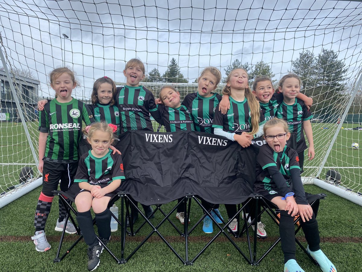 U8s and the incredible Ava and Lillie from the U7s had an awesome time at the <a href="/HGYFL1/">Hampshire Girls Youth Football League</a> Festival this morning.  An absolute pleasure to watch and coach.🥰

They’re loving their new personalised subs bench donated by our wonderful parents.🙏

💚🖤🦊🖤💚