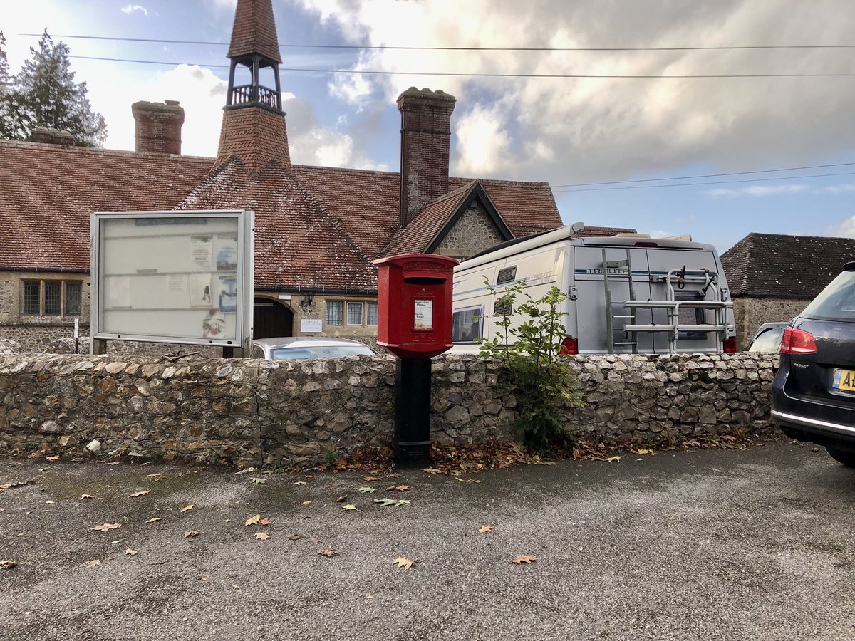 LynnsWaffles's tweet photo. A #QueenElizabeth  #Postbox today for #PostboxSaturday 📮This one at #Rousdon  a village in #EastDevon 📮This is along the A3052 road between Colyford in Devon and Lyme Regis in Dorset📮 https://t.co/eHkZql6nge