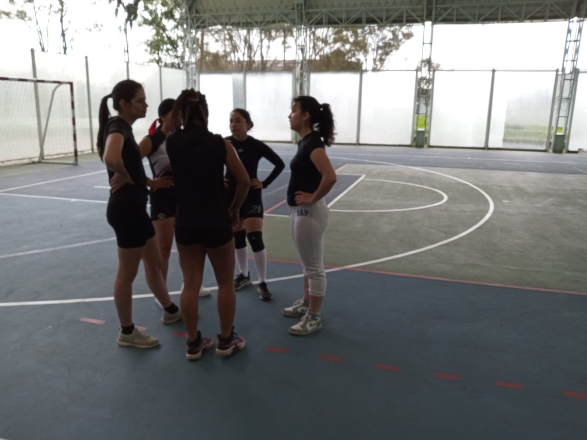 InternosY's tweet photo. #UNAL Esta por comenzar el partido de voleibol femenino para definir el 3 y 4 puesto  Fac. Ciencias VS Fac. C. Humanas https://t.co/wQFW26qDR6