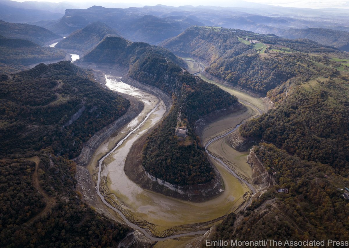 EmilioMorenatti's tweet photo. A view of the dry riverbed of the Ter river near Vilanova de Sau, Catalonia. Barcelona and large swathes of Spain’s northeast is going under water restrictions as a months-long drought devastates crops and puts the pinch on human populations in the Mediterranean country. https://t.co/huB6xjuc4H