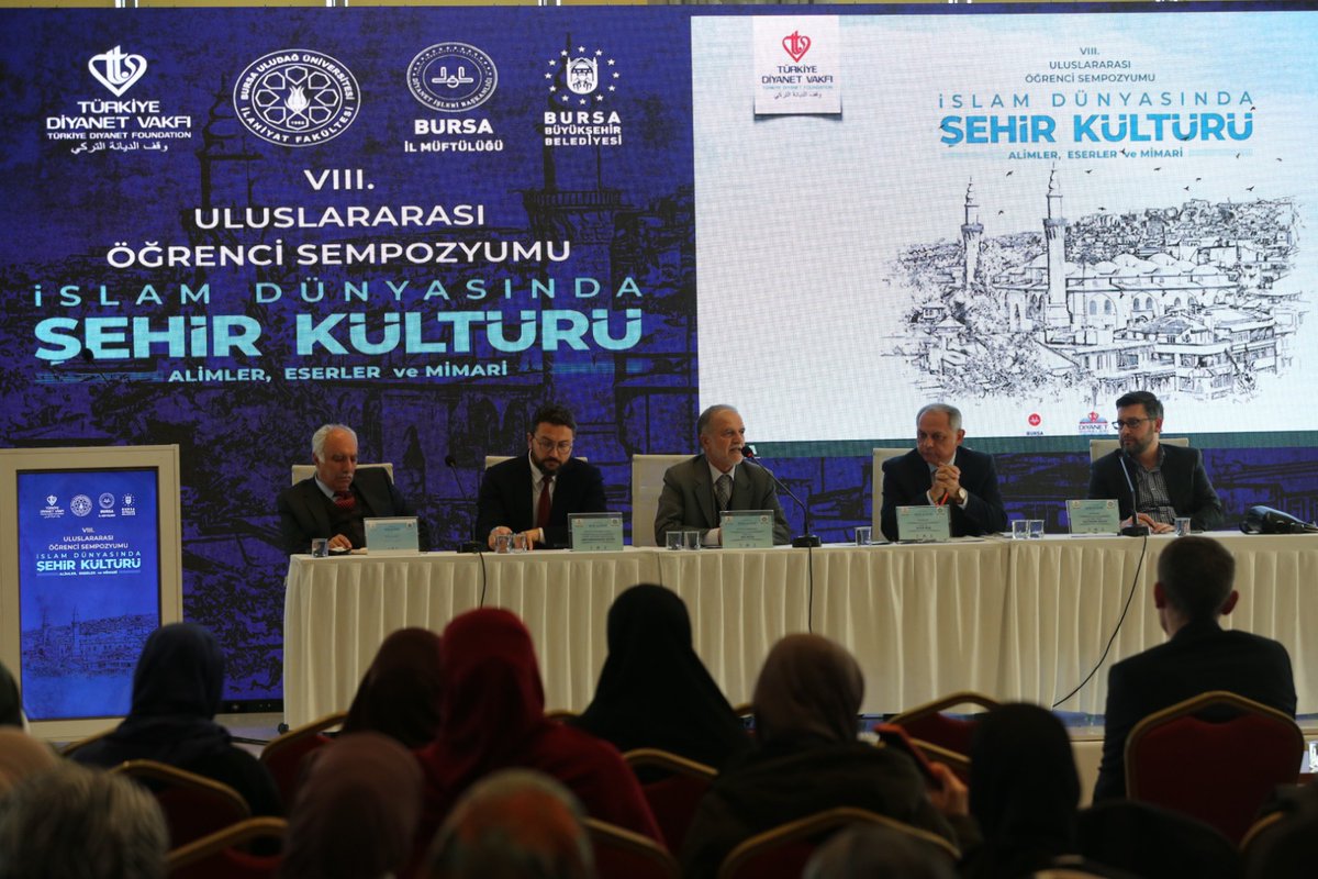 Bursa Uludağ Üniversitesi İlahiyat fakültesi olarak TDV ile birlikte düzenlediğimiz "İslam Dünyasında Şehir Kültürü Alimler, Eserler ve Mimari konulu VIII. Öğrenci Sempozyumu" Oturum başkanlığını yaptığım değerlendirme oturumu ile sona erdi. Bildiri sunan öğrencileri tebrik ederi