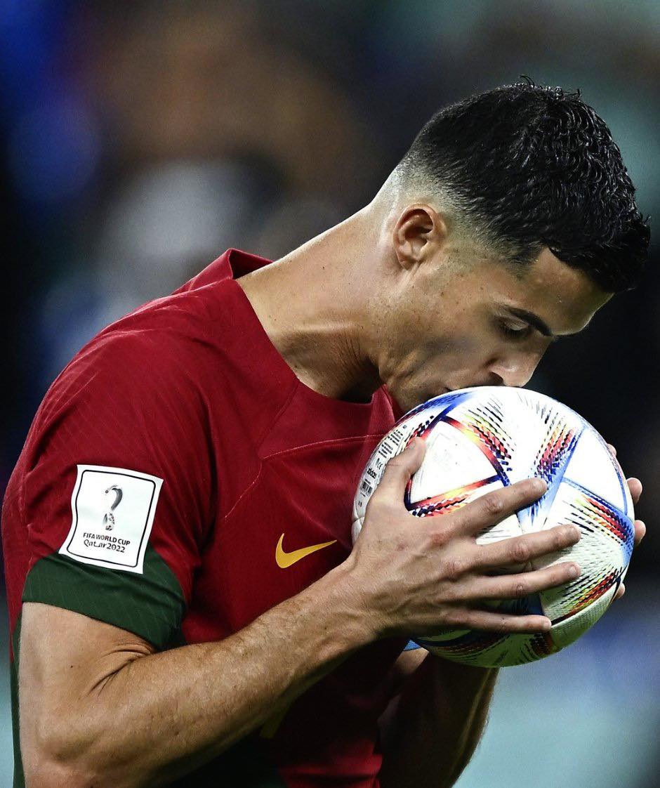 🚨 BREAKING: Cristiano Ronaldo has been offered a three-year contract with Saudi club Al-Nassr worth $225 million.

[Source: CBS Sports]