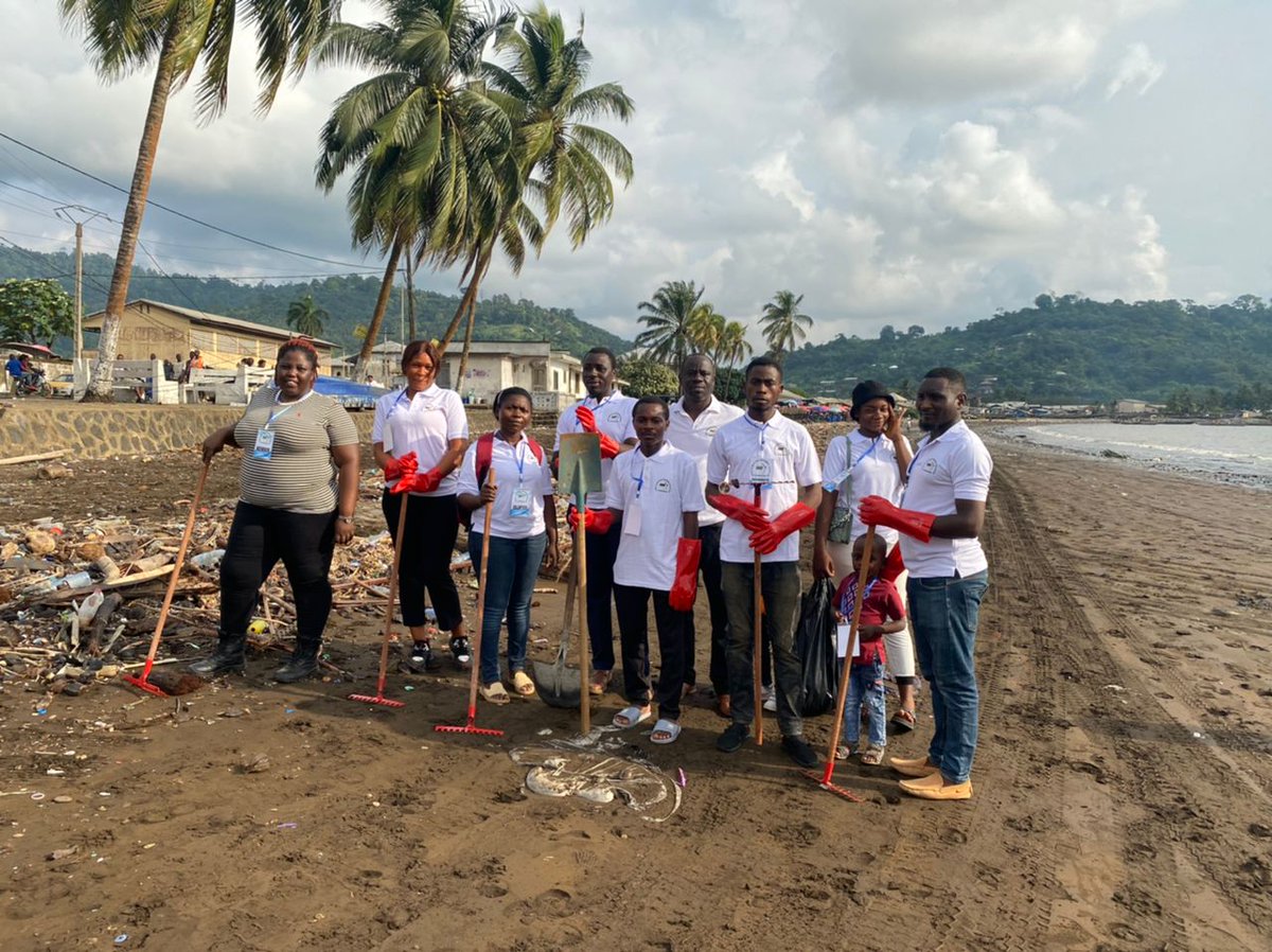 ACEFngo's tweet photo. It is our responsibility to make the Earth a sustainable environment!!!

@ACEFngo Cameroon Chapter,  engaged in Beach clean up today at Limbe. 
@EnowTH @MaryMul76170085 @Ajadisodiq11 @DWashaya @yangamani11 @Kizo https://t.co/CfQmg4diXN