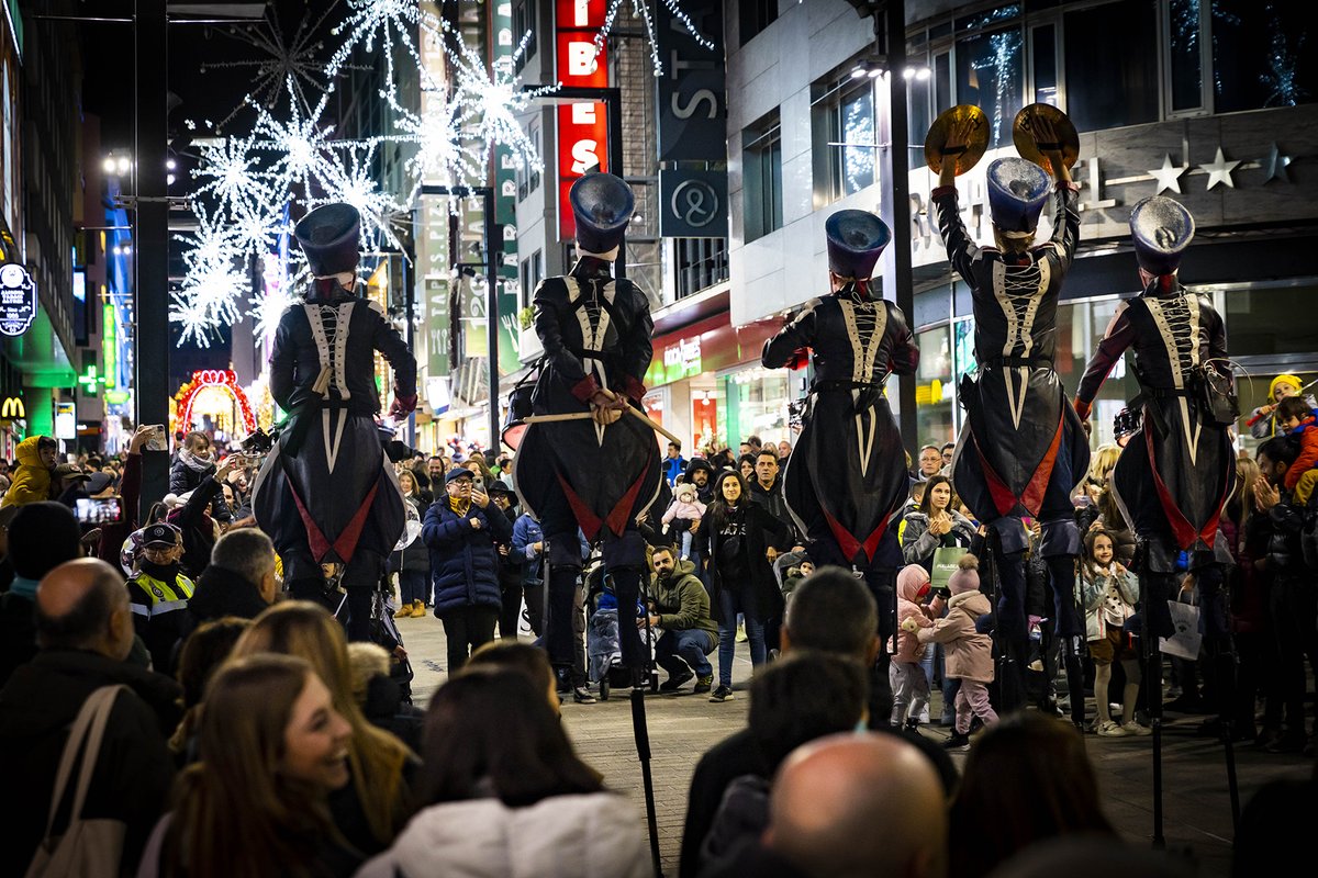 💫La màgia del Nadal ha portat a l'eix comercial aquesta curiosa desfilada de soldats 💂💂💂Ens encanta nadalitzar-nos 🤩❗