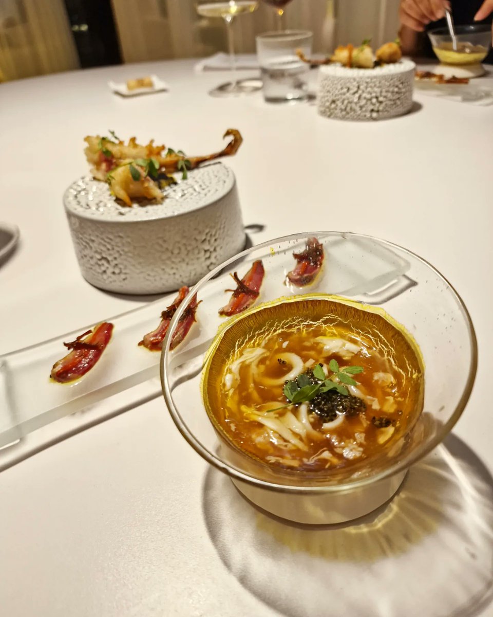 ChemaV's tweet image. #DiverXo es aquí y es ahora, si tienen la oportunidad, no lo duden, acudan! Hay cosas difíciles de describir con palabras, hay que vivirlas. Intentar contarlas o mostrarlas es vano.  
.
#Madrid #toprestaurants #restaurantsmadrid #foodmadrid #michelinrestaurant #worldtopchef