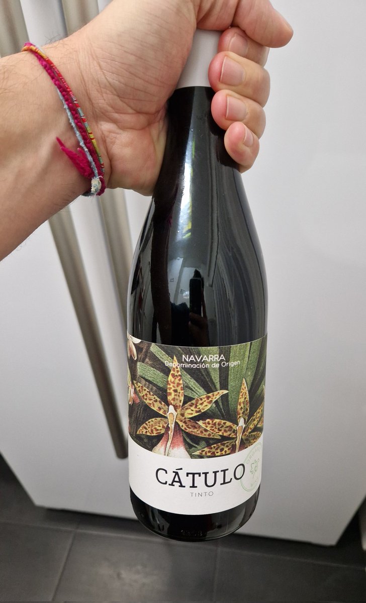 srdeserrano's tweet photo. Nos estamos volviendo garnacheros #catulo #lacasadeluculo #garnachaatlántica #garnachacentenaria #luculo #Navarra #vinotinto #vino https://t.co/4wulgShNE4
