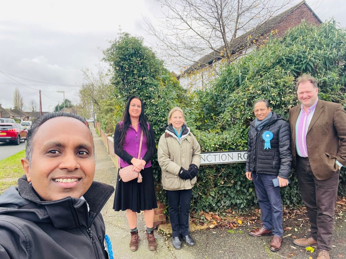 Politics on the doorstep can be very enjoyable- supporting exceptional #Conservative colleagues <a href="/EtonCastle/">Penny Banham</a> <a href="/samanthajrayner/">Samantha Rayner</a> <a href="/shamsulshelim/">Shamsul Shelim</a> <a href="/naz_cllr/">Cllr Naz Islam 💙</a> who make a difference to their communities. A bonus to do this with similarly exceptional #Conservatives <a href="/buddhi_w/">Buddhi Weerasinghe 💙</a> <a href="/gallantjulian/">Julian Gallant</a>