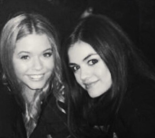 PLLTPBRASIL's tweet photo. De PLL pra vida! ❤️

Lucy Hale e Sasha Pieterse se reencontram após 5 anos do fim da série. https://t.co/OcQt99Jks5