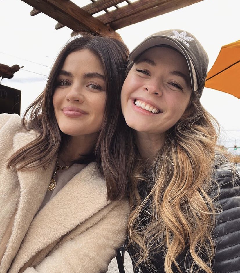 PLLTPBRASIL's tweet photo. De PLL pra vida! ❤️

Lucy Hale e Sasha Pieterse se reencontram após 5 anos do fim da série. https://t.co/OcQt99Jks5